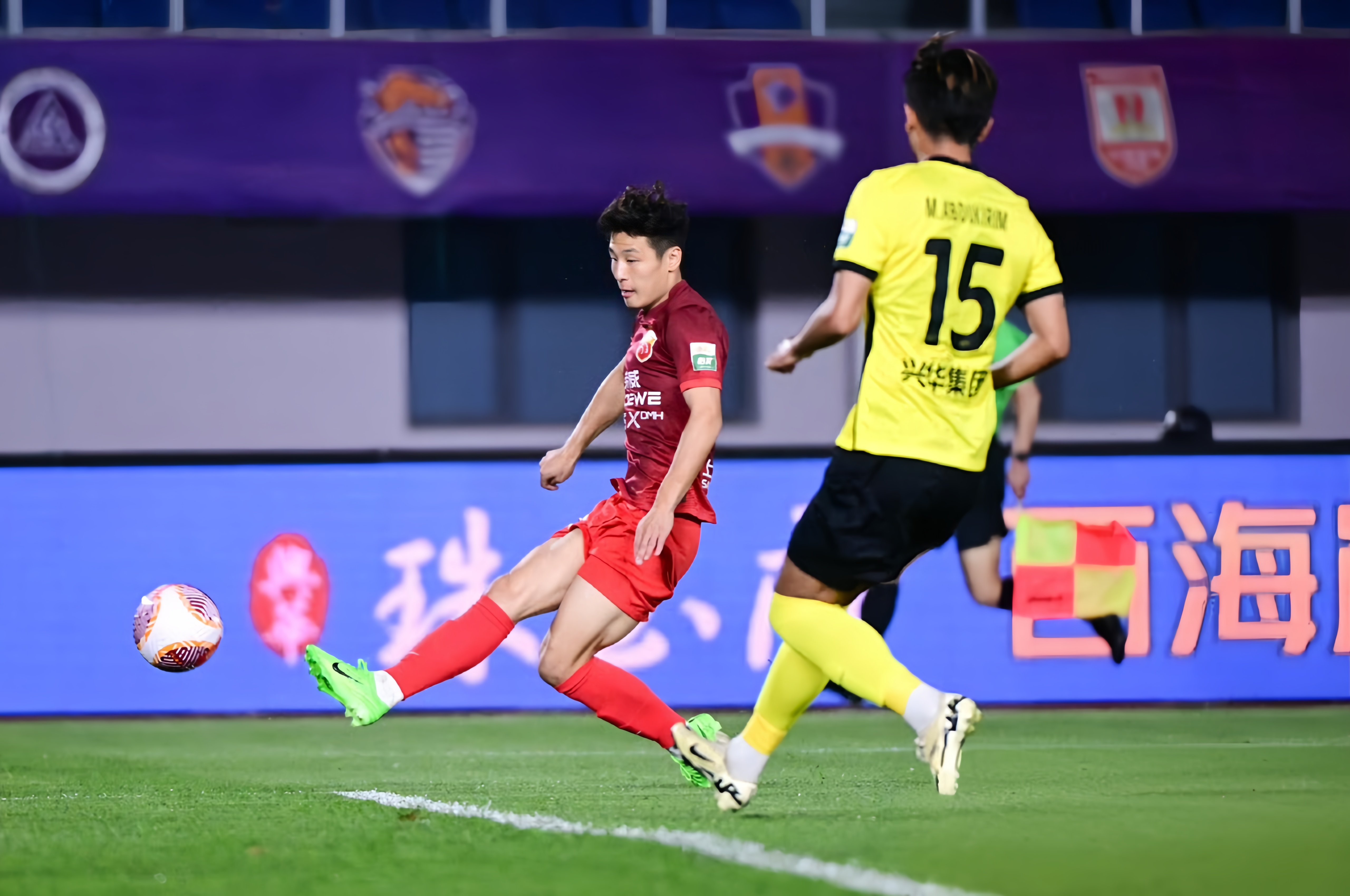 关键时刻欧超杯焦点战，斯图加特门线救险，赛场秩序良好，赛程密集仍需轮换